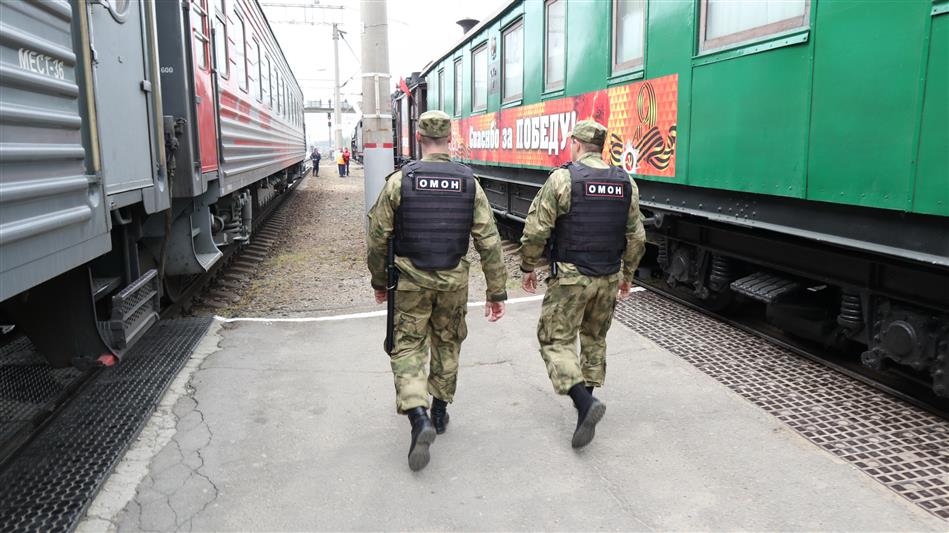 Сотрудники Главного управления Росгвардии по Краснодарскому краю обеспечили охрану общественного порядка при встрече ретро-поезда «Победа» на станции Краснодар-1 (фото, видео)