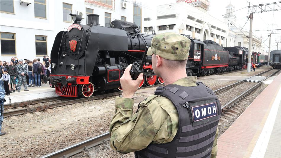 Сотрудники Главного управления Росгвардии по Краснодарскому краю обеспечили охрану общественного порядка при встрече ретро-поезда «Победа» на станции Краснодар-1 (фото, видео)
