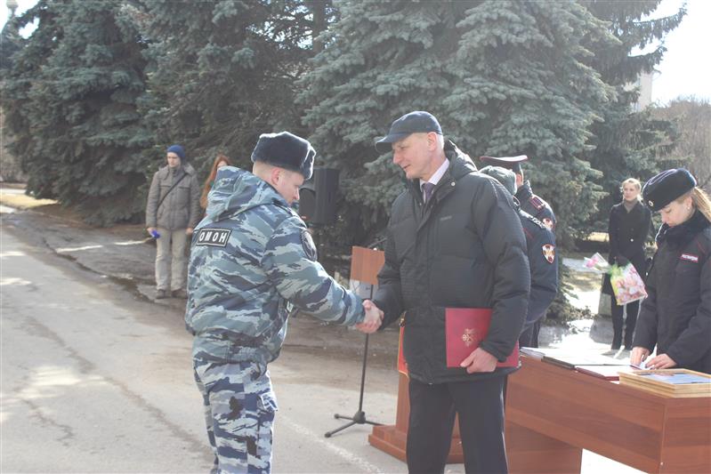 В Пскове состоялся гарнизонный развод нарядов Росгвардии, заступающих на службу по охране общественного порядка