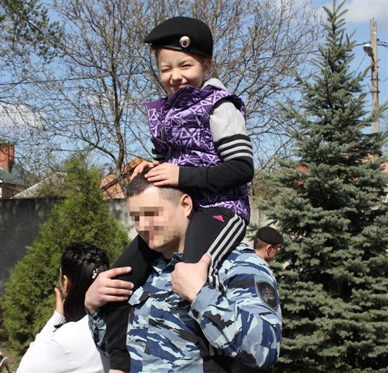 В Ростовской области дети сотрудников ОМОН на транспорте познакомились со спецификой службы своих родителей