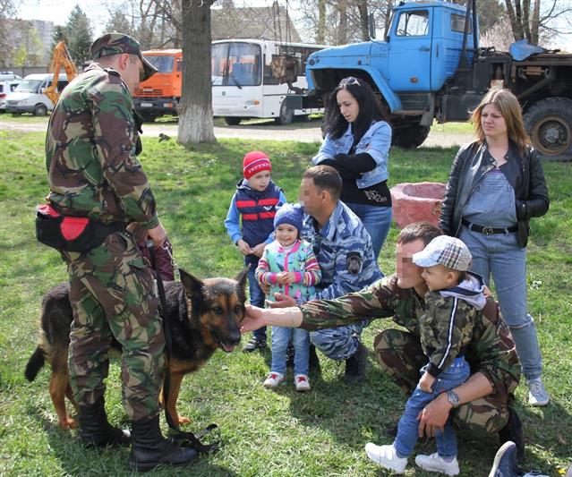В Ростовской области дети сотрудников ОМОН на транспорте познакомились со спецификой службы своих родителей