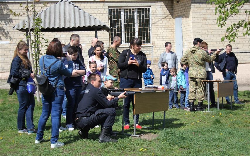 В Ростовской области дети сотрудников ОМОН на транспорте познакомились со спецификой службы своих родителей