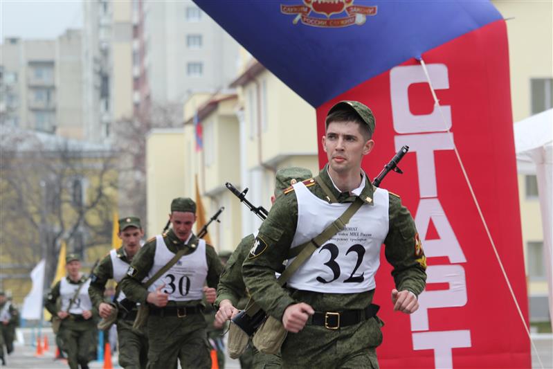Учащиеся выпускного курса Саратовского военного института сдали итоговый экзамен по физической и огневой подготовке