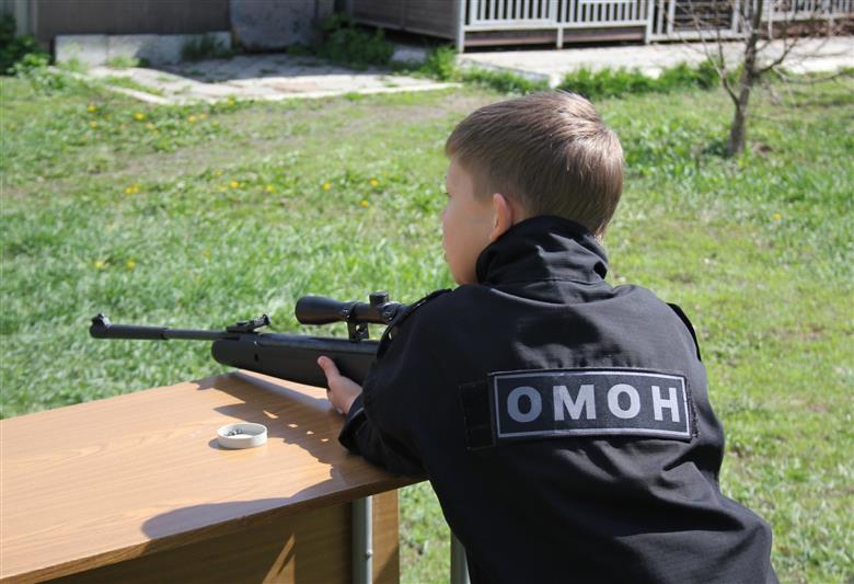 В Ростовской области дети сотрудников ОМОН на транспорте познакомились со спецификой службы своих родителей
