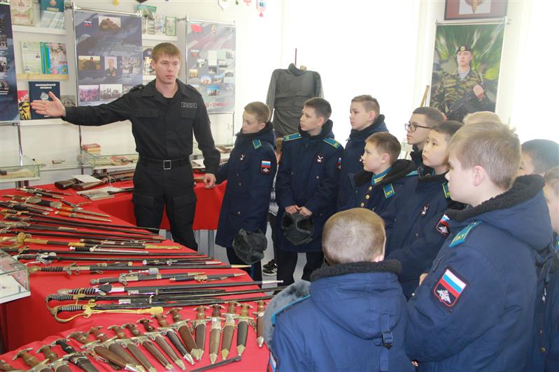 Воспитанники Тюменского президентского кадетского училища побывали в гостях у спецназа Росгвардии