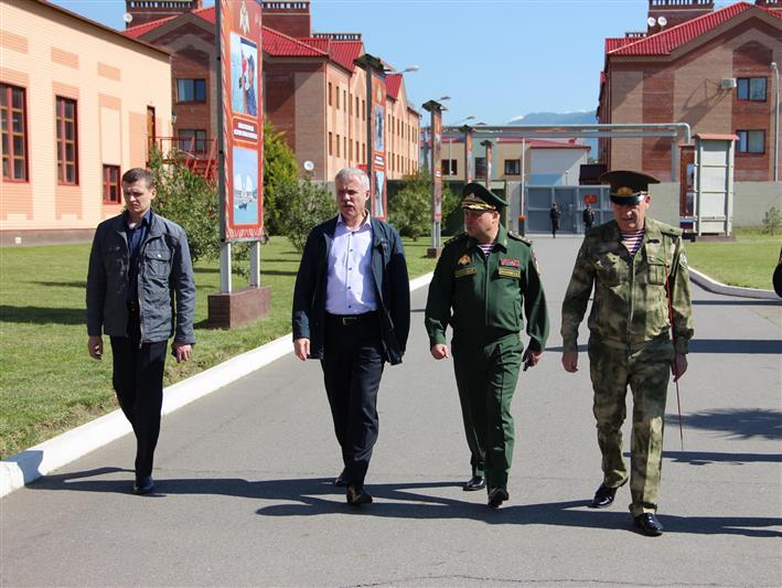 Статс-секретарь - заместитель директора Росгвардии генерал-полковник Сергей Захаркин и государственный секретарь Совета безопасности Республики Беларусь Станислав Зась провели рабочую встречу в Сочи