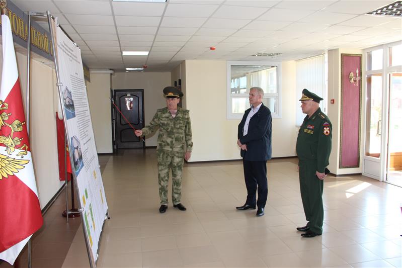Статс-секретарь - заместитель директора Росгвардии генерал-полковник Сергей Захаркин и государственный секретарь Совета безопасности Республики Беларусь Станислав Зась провели рабочую встречу в Сочи