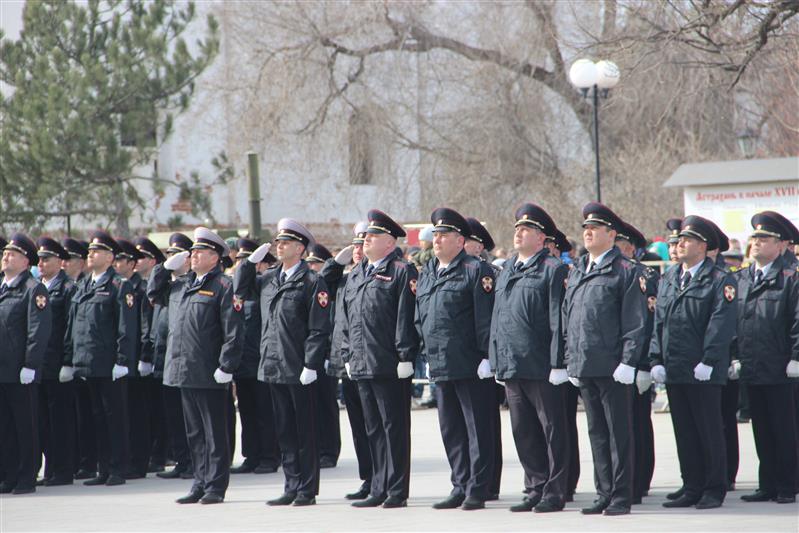 Военнослужащие и сотрудники Росгвардии познакомили жителей Астрахани с историей и традициями ведомства