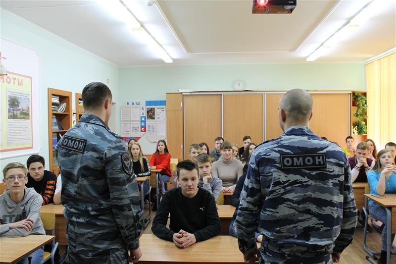 В течение недели сотрудники ОМОН провели Уроки мужества для белгородских школьников