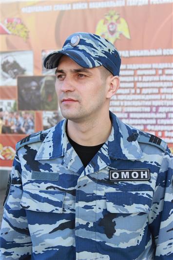 Сотрудник столичного ОМОН спас мужчину, который упал на рельсы на станции метро «Римская»