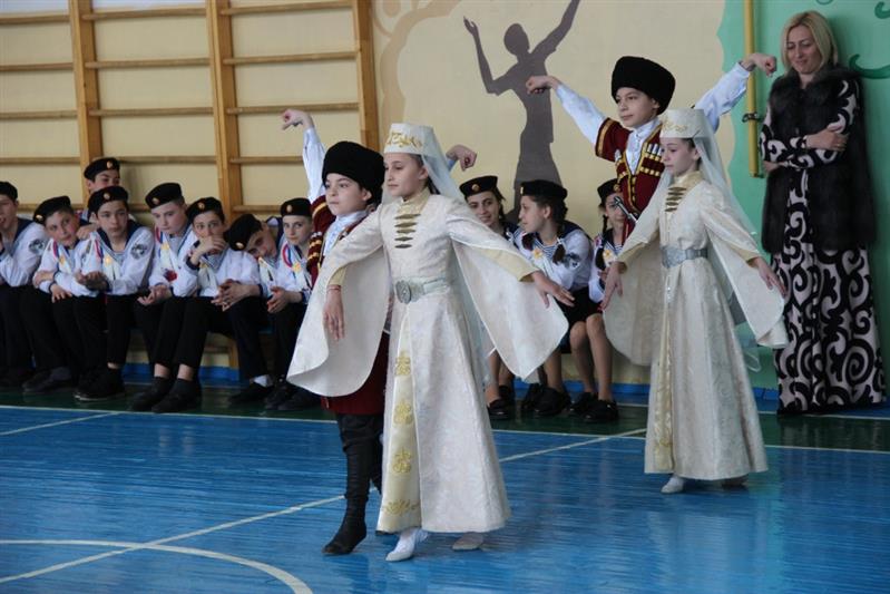 В Северной Осетии сотрудники Росгвардии приняли участие в смотре строя и песни в одной из школ Владикавказа
