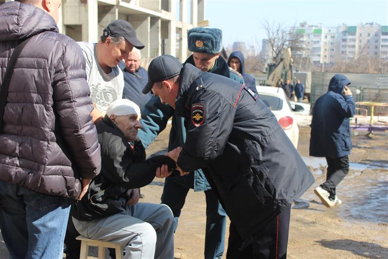 В Орле росгвардеец на руках вынес из огня 92-летнего ветерана Великой Отечественной войны