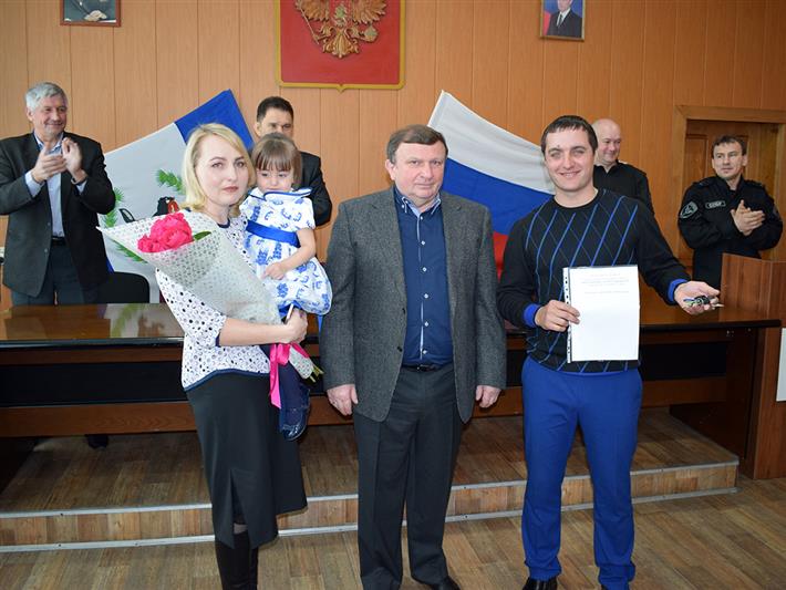 В Иркутске бывшему сотруднику СОБР Росгвардии вручили ключи от новой квартиры