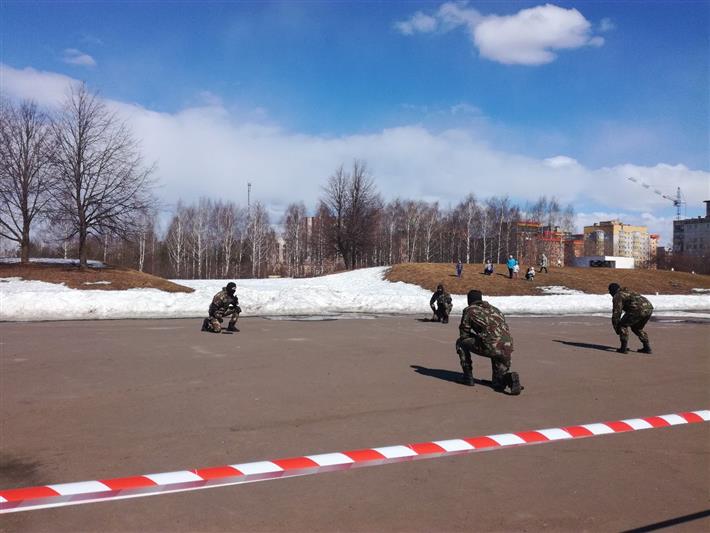 В Кирове сотрудники ОМОН провели Урок мужества для детей, оказавшихся в сложной жизненной ситуации, и приняли участие в слёте юнармейцев