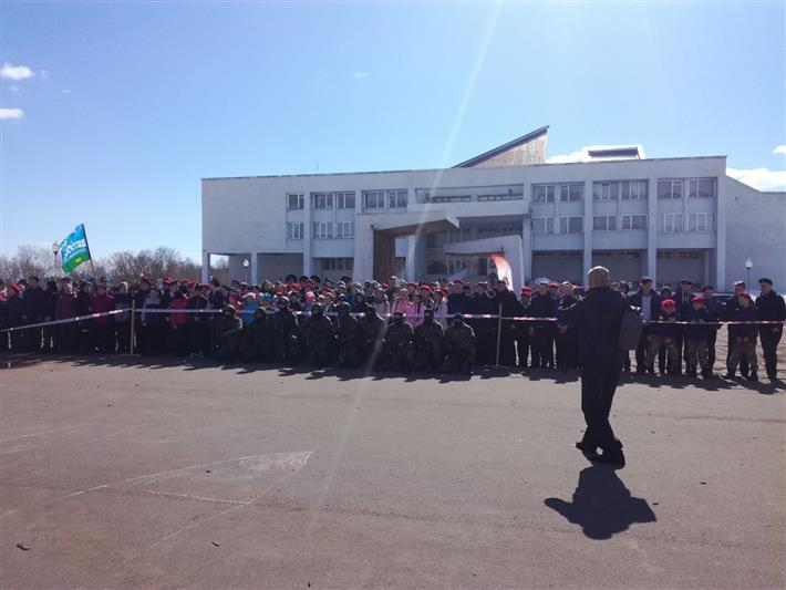 В Кирове сотрудники ОМОН провели Урок мужества для детей, оказавшихся в сложной жизненной ситуации, и приняли участие в слёте юнармейцев