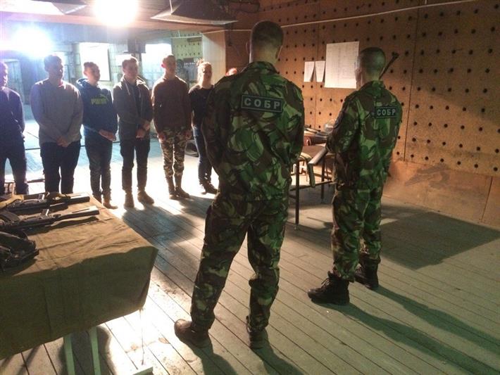 Офицеры новгородского СОБР и ОМОН встретились с курсантами подшефного военно-патриотического клуба