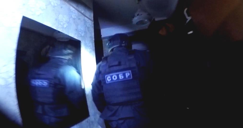 При силовой поддержке петербургского СОБР проведен обыск в квартире подозреваемого в уклонении от уплаты налогов