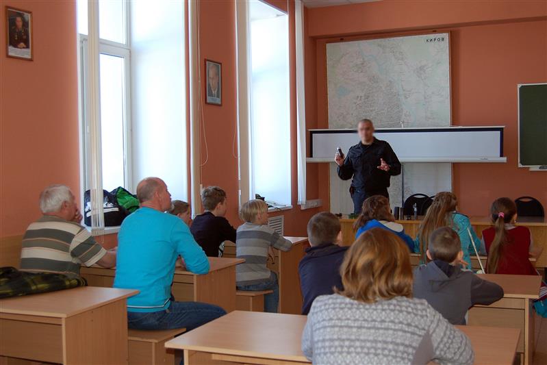 В Кирове сотрудники ОМОН провели Урок мужества для детей, оказавшихся в сложной жизненной ситуации, и приняли участие в слёте юнармейцев