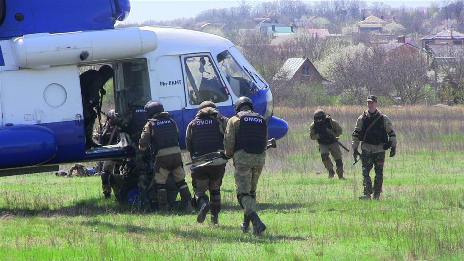 В Ростовской области бойцы СОБР и ОМОН отработали технику беспарашютного десантирования (фото, видео)
