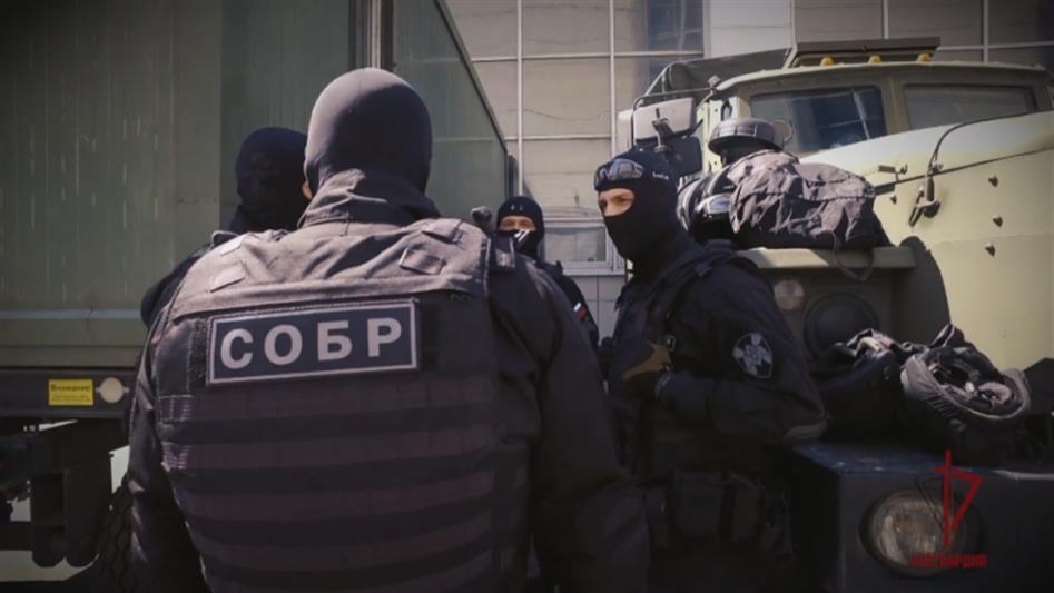 В Новгородской области сотрудники полиции при содействии СОБР изъяли из незаконного оборота крупную партию спиртосодержащей продукции