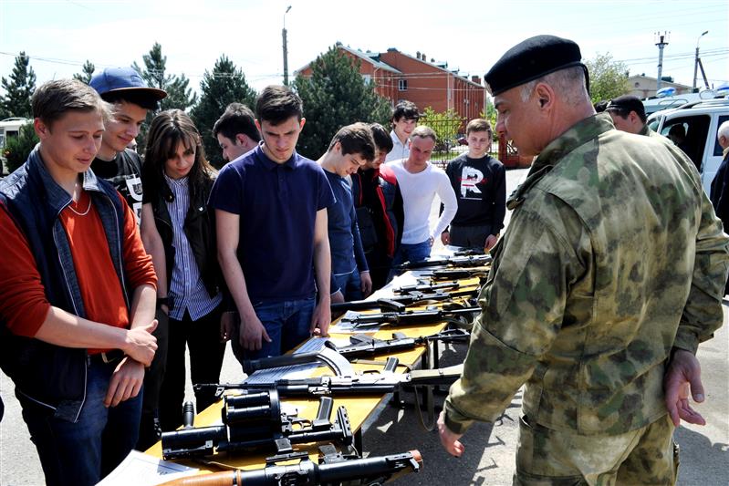 В Адыгее бойцы ОМОН Росгвардии провели День открытых дверей для студентов политехнического колледжа