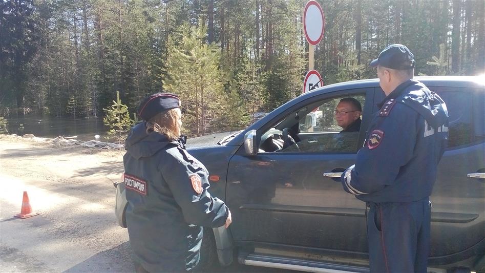 Инспекторы лицензионно-разрешительной работы выполняют задачи в зоне подтопления в Вологодской области