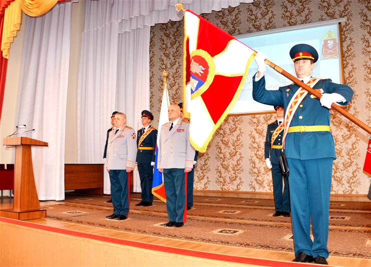 Заместитель директора Росгвардии вручил личный штандарт командующему Южным округом