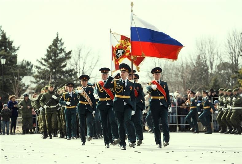 Военнослужащие и сотрудники Росгвардии познакомили жителей Астрахани с историей и традициями ведомства