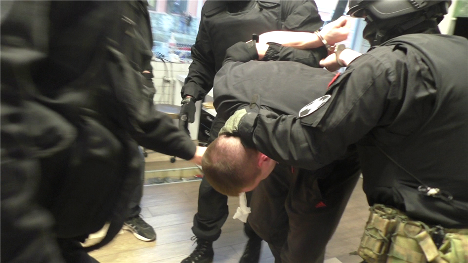 В Орле при поддержке СОБР задержан подозреваемый в вовлечении в занятие проституцией (фото, видео)