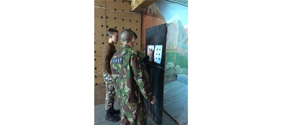 Офицеры новгородского СОБР и ОМОН встретились с курсантами подшефного военно-патриотического клуба