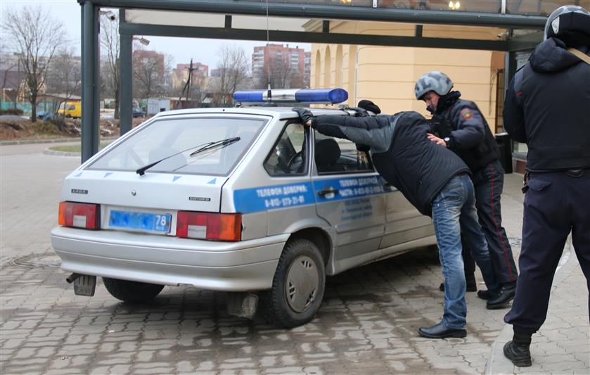В течение нескольких часов сотрудники Росгвардии задержали в разных районах Петербурга двух граждан с наркотиками в крупном размере