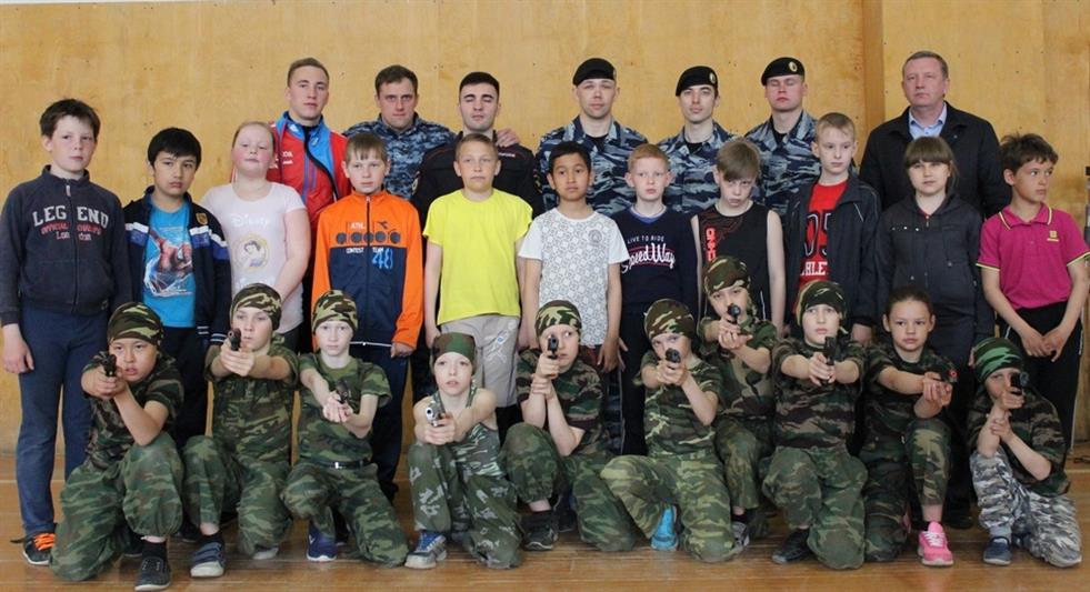 В Свердловской области сотрудники ОМОН показали школьникам приёмы самообороны