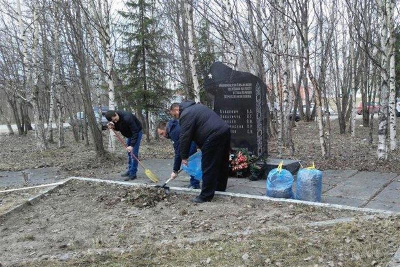 Мурманские росгвардейцы провели патриотическую акцию по благоустройству мемориалов, посвященных защитникам Отечества
