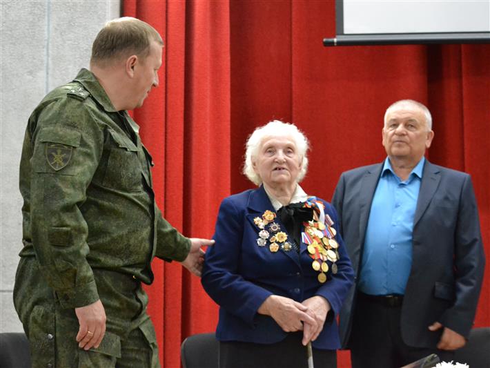 95-летний ветеран Великой Отечественной войны и внутренних войск Юзефа Косова принимает поздравления