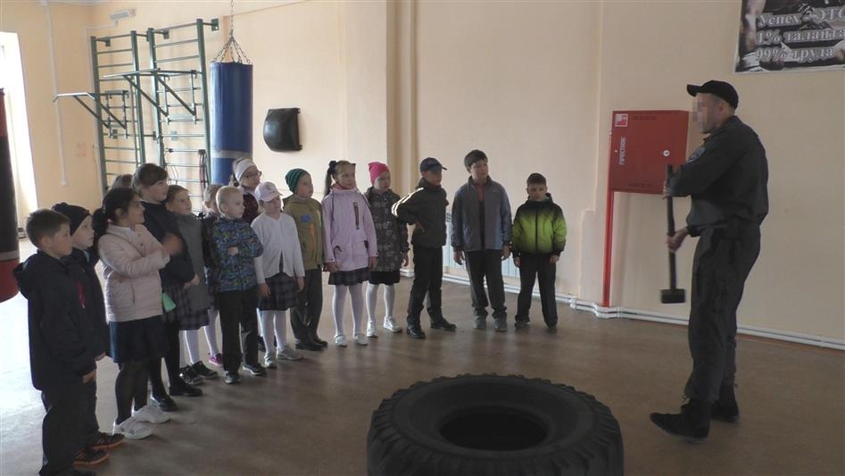 Школьники Йошкар-Олы побывали в гостях у бойцов отряда мобильного особого назначения 