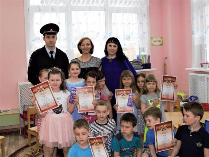 В Усть-Илимске сотрудники вневедомственной охраны Росгвардии наградили участников выставки рисунков