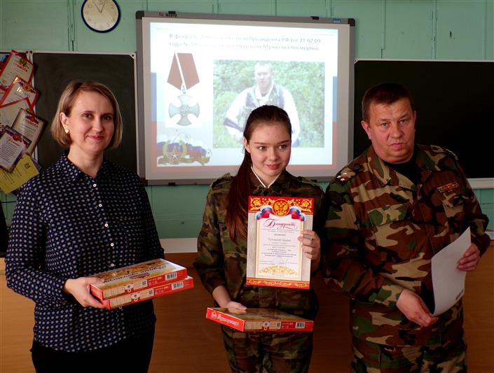 Курганские школьники почтили память погибшего офицера СОБР
