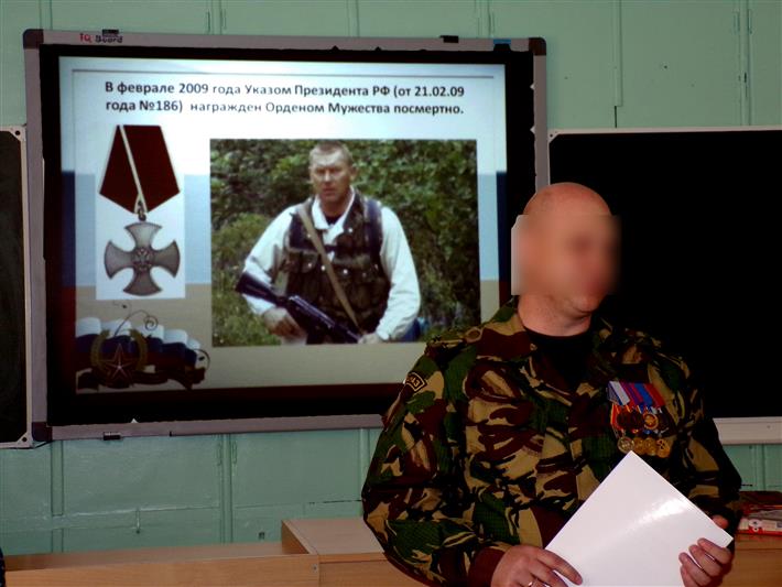 Курганские школьники почтили память погибшего офицера СОБР