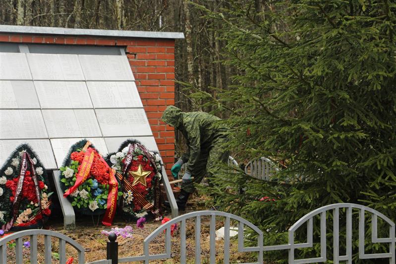 Офицеры новгородского СОБР вместе со своими подшефными привели в порядок воинские захоронения и почтили память воинов Великой Отечественной войны