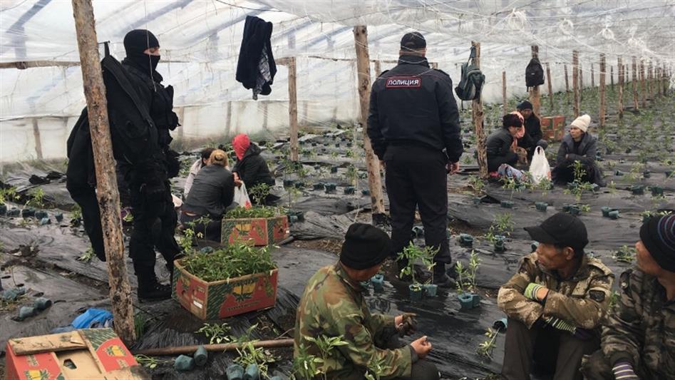 В Челябинской области сотрудники ОМОН оказали силовую поддержку полицейским при проведении масштабных проверок объектов пребывания иностранных граждан