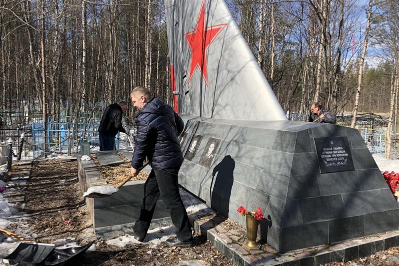 Мурманские росгвардейцы провели патриотическую акцию по благоустройству мемориалов, посвященных защитникам Отечества