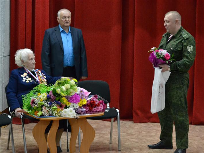 95-летний ветеран Великой Отечественной войны и внутренних войск Юзефа Косова принимает поздравления