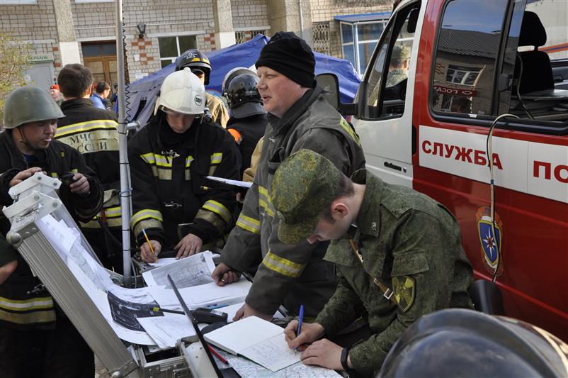 В Удмуртии сотрудники Росгвардии оказывают помощь республиканскому МЧС на месте локализации пожара в селе Пугачёве (фото, видео)