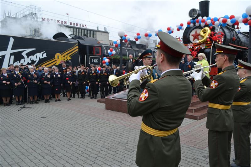 Во Владивостоке военнослужащие Росгвардии приняли участие в реконструкции прибытия ретро-поезда «Победа»