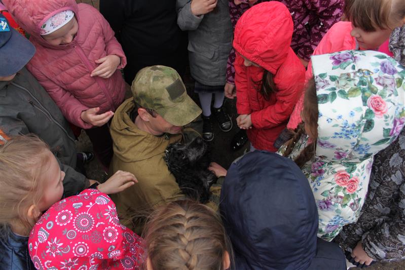 Школьники Йошкар-Олы побывали в гостях у бойцов отряда мобильного особого назначения 