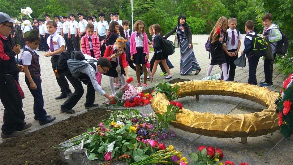 В Краснодаре сотрудники вневедомственной охраны Росгвардии и школьники почтили память воинов и мирных жителей, погибших в годы Великой Отечественной войны