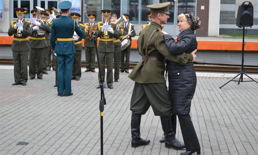 Во Владивостоке военнослужащие Росгвардии приняли участие в реконструкции прибытия ретро-поезда «Победа»