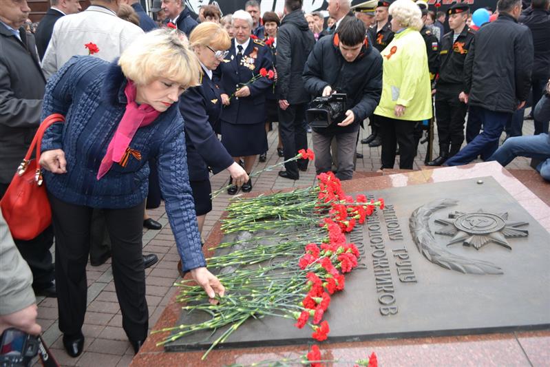 Во Владивостоке военнослужащие Росгвардии приняли участие в реконструкции прибытия ретро-поезда «Победа»