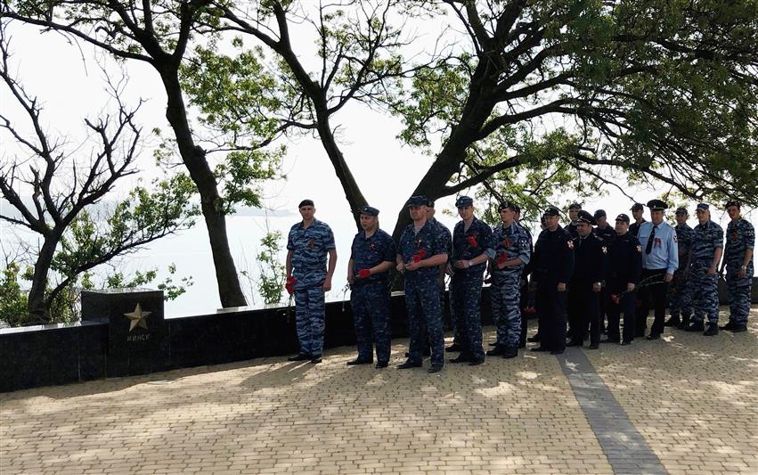 В Крыму участники автопробега Росгвардии «Вахта памяти. Сыны великой Победы» отдали дань уважения подвигу воинов и почтили память жертв войны
