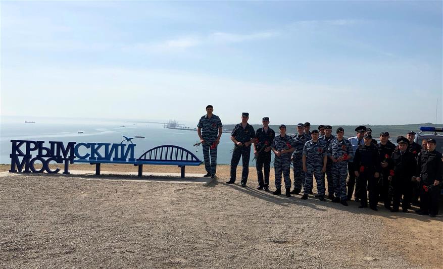 В Крыму участники автопробега Росгвардии «Вахта памяти. Сыны великой Победы» отдали дань уважения подвигу воинов и почтили память жертв войны